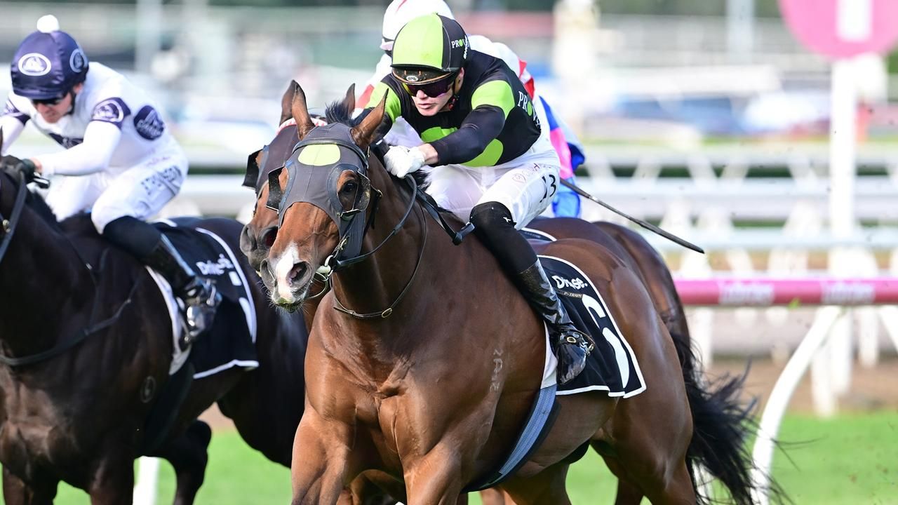 Town Crier roars back to winning form at Eagle Farm after cold call